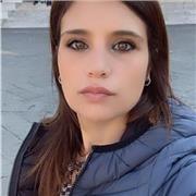 Docente di storia dell’arte impartisce lezioni per studenti della scuola superiore